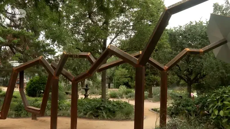 Nieuw dekolonisatiekunstwerk in Kruidtuin Leuven moet voorbijgangers doen stilstaan bij gevolgen van kolonisatie: "Beïnvloedt denkbeelden die vandaag nog bestaan"