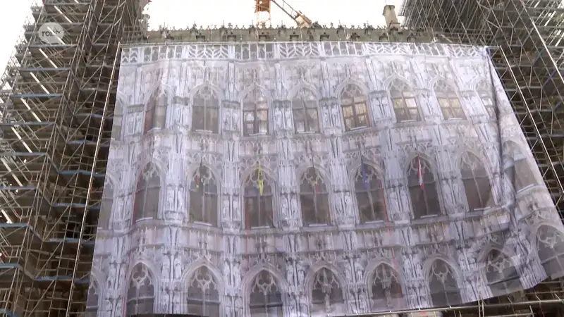 Leuven hijst doek met gevel van stadhuis om stelling te verbergen