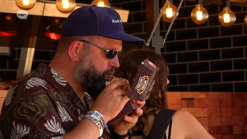 Sushi, frietjes, puree of je eigen snacks: wat eten festivalgangers op de wei?