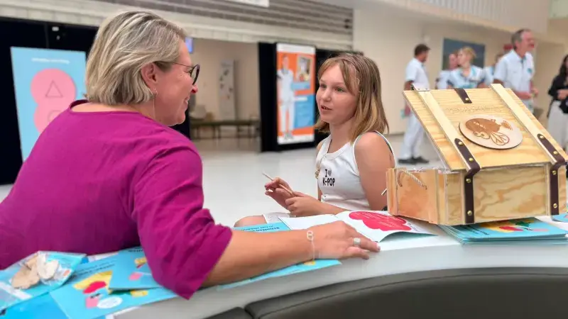 Speurtochten van Schatten van Vlieg tijdens zomervakantie ook in UZ Leuven: "Kinderen laten vergeten dat ze patiënt zijn tijdens ziekenhuisopname"
