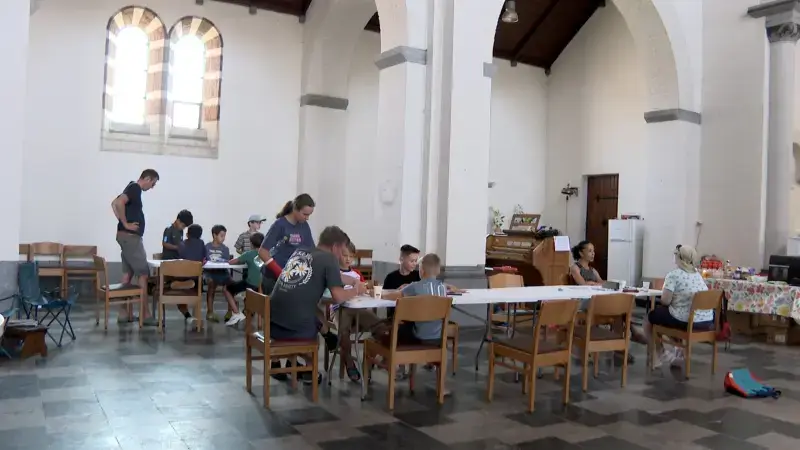 Vrijwilligers baten koelteplek uit in kerk van Grimde: "Met gratis maaltijd en drank"