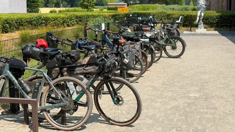 Veertien gratis laadpalen voor elektrische fietsen aan Het Moment in Averbode: "Ook een nieuw fietsherstelpunt"
