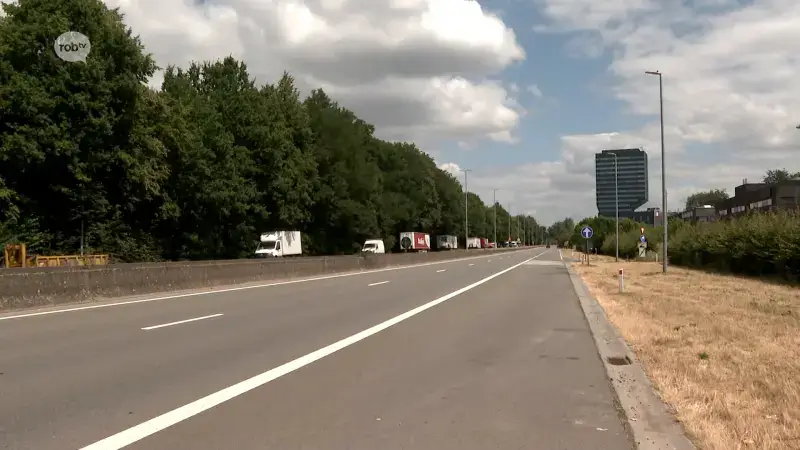 Onbekenden stelen 90 liter brandstof uit geparkeerde vrachtwagen: "Dieven braken de benzinetank open"