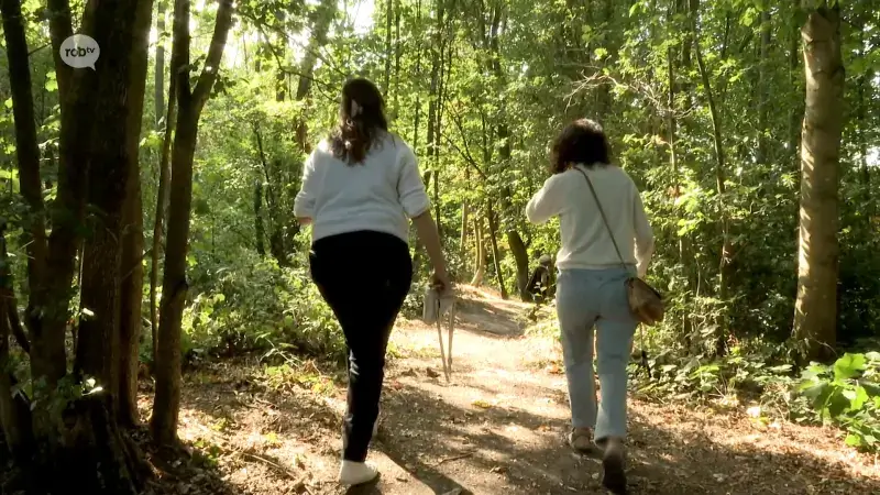 Caroline verstopt steentjes in het bos in Glabbeek om kinderen aan te moedigen buiten te spelen