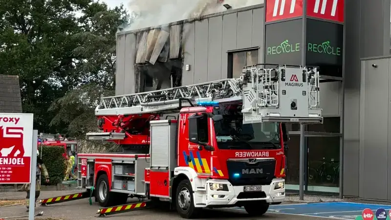 Appartement boven fietsenherstelzaak in Lovenjoel volledig uitgebrand, Bruulstraat tijdelijk afgesloten: "Er zijn geen slachtoffers"