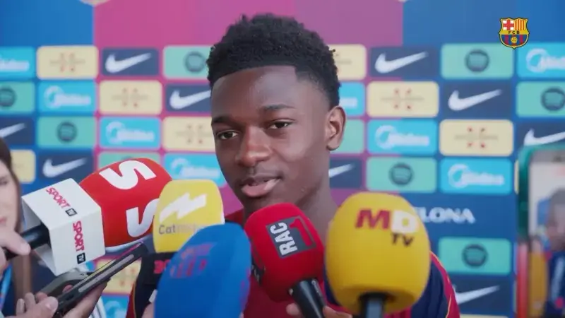 Een Leuvenaar in het shirt van FC Barcelona: Jesse Bisiwu meteen omringd door camera's na eerste training