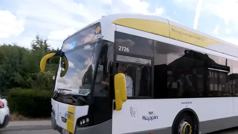 Familie en vrienden rijden mee met laatste rit van buschauffeur Koen Natens