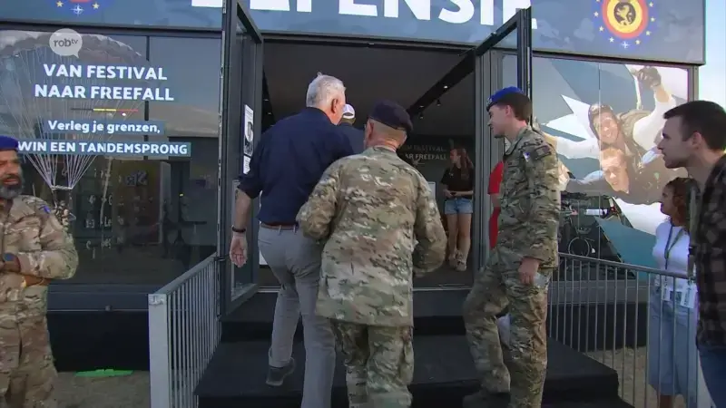 Minister van Defensie Theo Francken en provinciegouverneur Jan Spooren bezoeken stand van Defensie op Suikerrock: "Hebben heel oud leger, dus proberen jongeren aan te trekken"