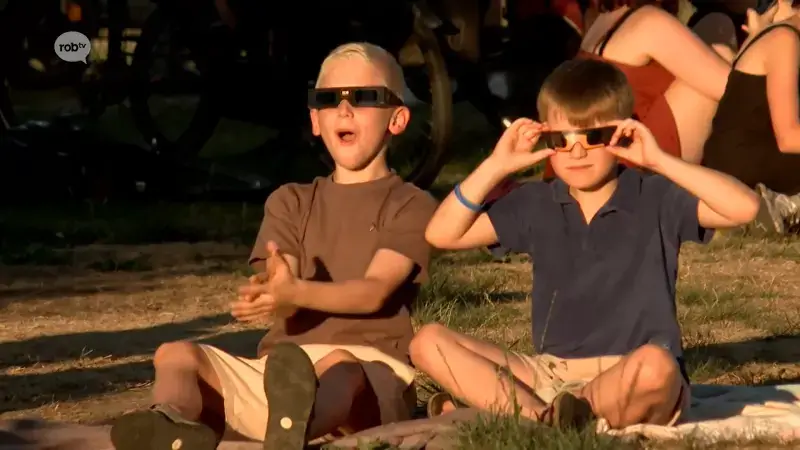Honderden mensen volgen zonsverduistering op festivalpark van Werchter