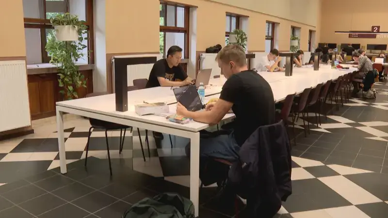 Studenten met tweede zit studeren tijdens zomervakantie in Leuvense bibliotheek Agora: "Makkelijker dan de eerste keer"