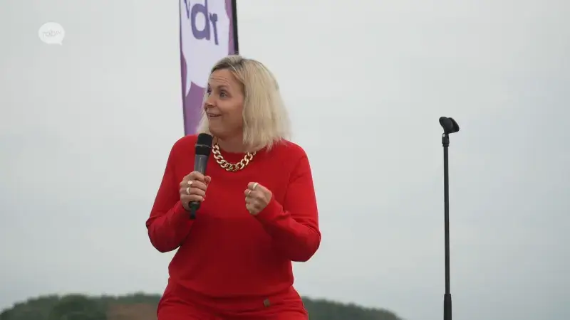 Roosje Pertz brengt meer dan duizend mensen aan het lachen op de ROBtv Vertellingen in Scherpenheuvel: "Een hele leuke traditie"