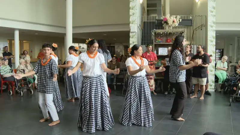 Hawaïaanse hula-dansers brengen eerbetoon aan Pater Damiaan