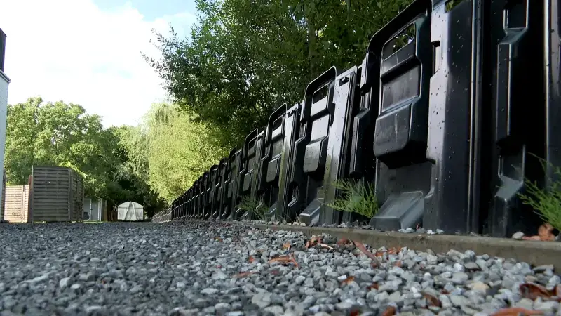Man moet zelfgeplaatste keerwand tegen wateroverlast opnieuw weghalen: "Er moet een oplossing komen want de beek wordt niet onderhouden"