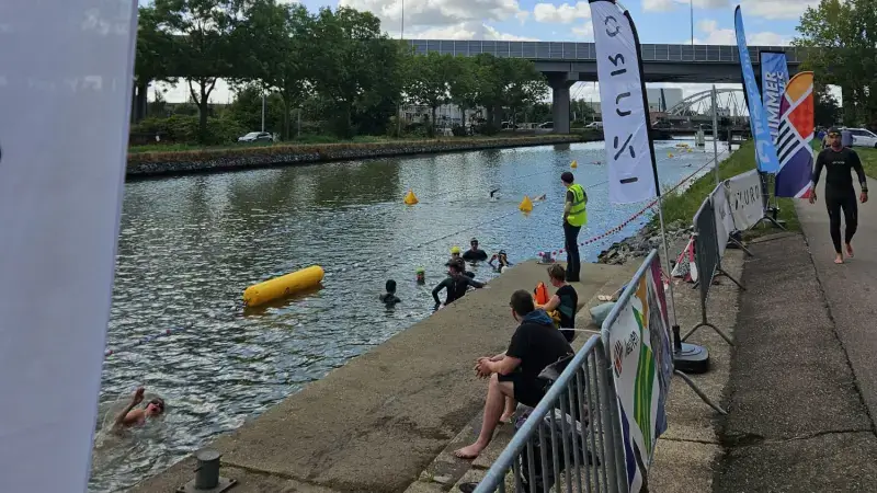 Bijna 1.000 zwemmers gingen zwemmen in de Vaart: "Een groot succes"