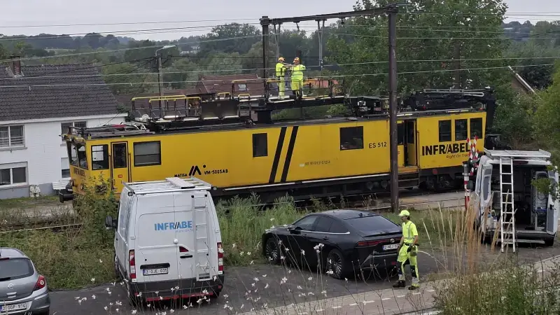 Treinverkeer tussen Sint-Joris-Weert en Leuven ligt urenlang stil doordat een vrachtwagen tegen de bovenleiding van de treinsporen gereden is