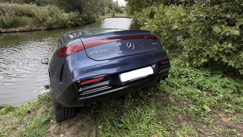 Auto komt in vijver terecht aan kasteel van Arenberg: "Brandweer haalt twee dertigers uit de wagen"