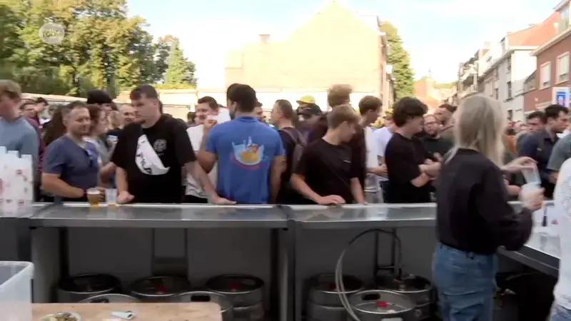 Naar goeie gewoonte genieten de eerste Leuvenaars van een fris pintje aan De Vetten Os tijdens de Jaarmarkt
