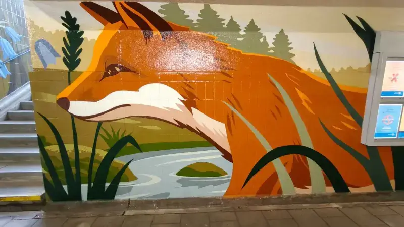 Nieuwe muurschildering aan het station van Sint-Joris-Weert: "Bedoeling om vandalisme te bestrijden"