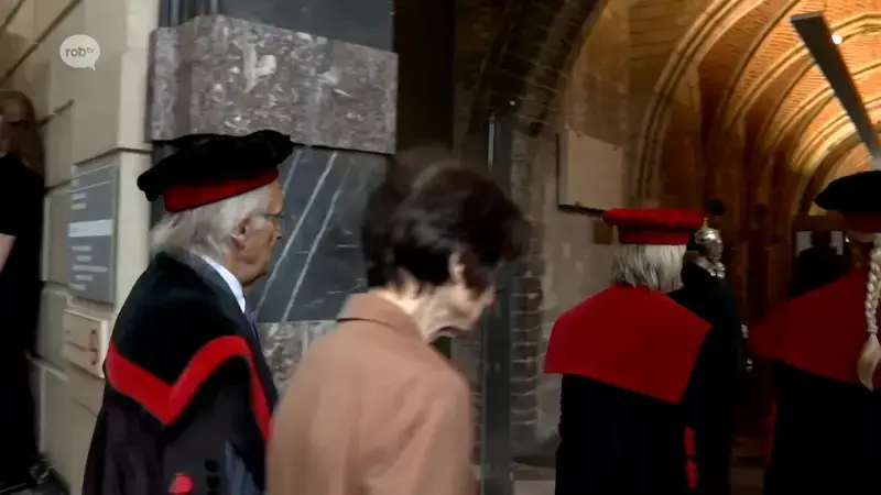 Officiële opening van het academiejaar in Leuven: Stoet der togati wandelt onderweg langs actievoerders