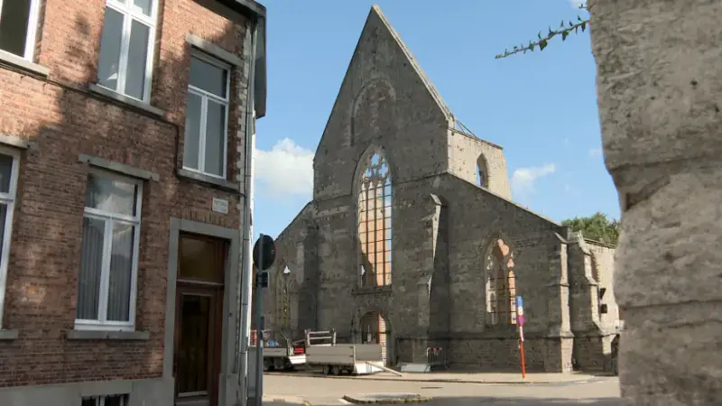 Buurtcomité herdenkt grote brand van Paterskerk in Tienen exact 50 jaar geleden: "De kerk wordt verlicht met vuur en rook"