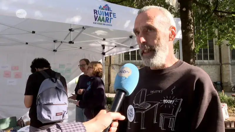 RuimteVaart brengt energiearmoede onder de aandacht door kaarten uit te delen op de Grote Markt in Leuven: "We vragen begrip voor mensen die hun energie maar moeilijk kunnen betalen"