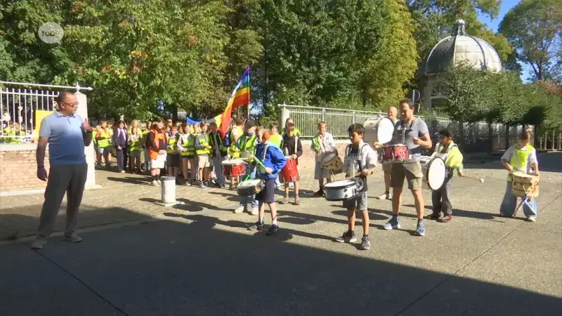 1000 kinderen houden vredesmars door Scherpenheuvel-Zichem: "Om alle oorlog in de wereld te stoppen"