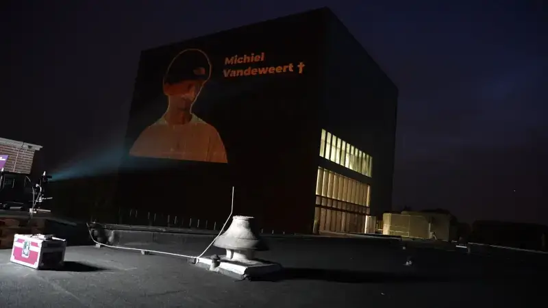 Podcast InclusieKLAP geprojecteerd op therapietoren in Pellenberg