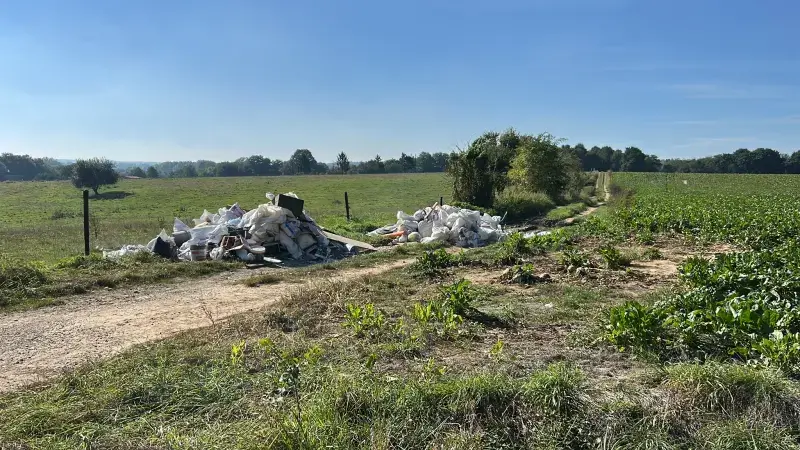 Twee grote stapels sluikstort gedumpt langs Bredeweg tussen Bertem en Egenhoven