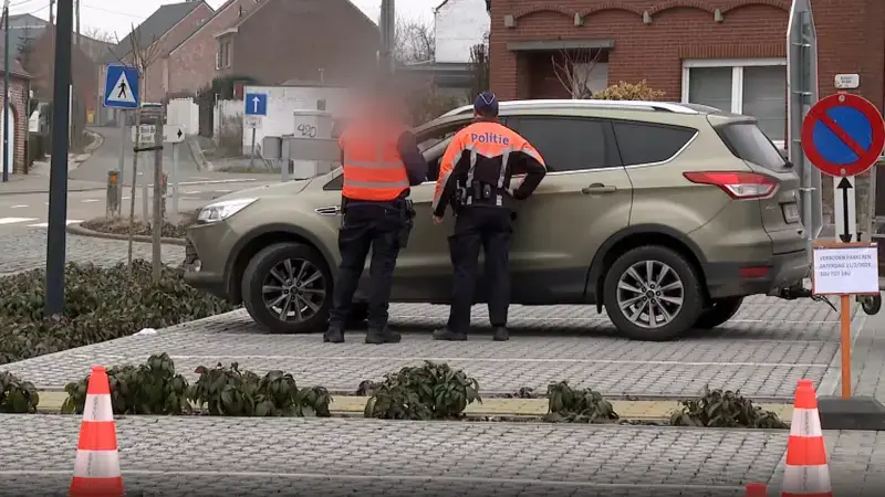 21 autobestuurders zijn hun rijbewijs kwijt nadat ze betrapt waren met hun gsm achter het stuur