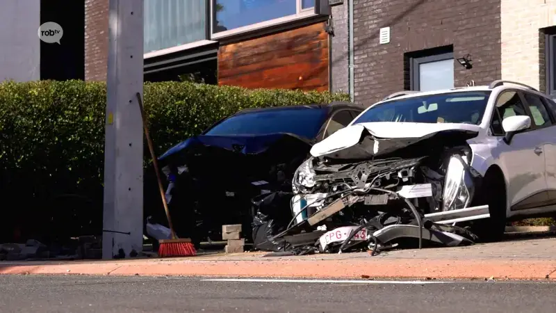 23-jarige bestuurder komt om het leven nadat hij op de Hanenberg in Testelt tegen een elektriciteitspaal en vier geparkeerde auto's rijdt