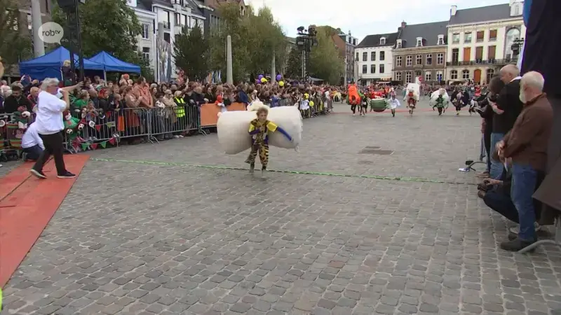 Zelfgeknutselde schapen schitteren weer tijdens de Lazuur op de Tiense Kweikersdag: "Ons schaap is versierd met blikjes en een gorte strandbal, hopelijk brengt dat geluk"