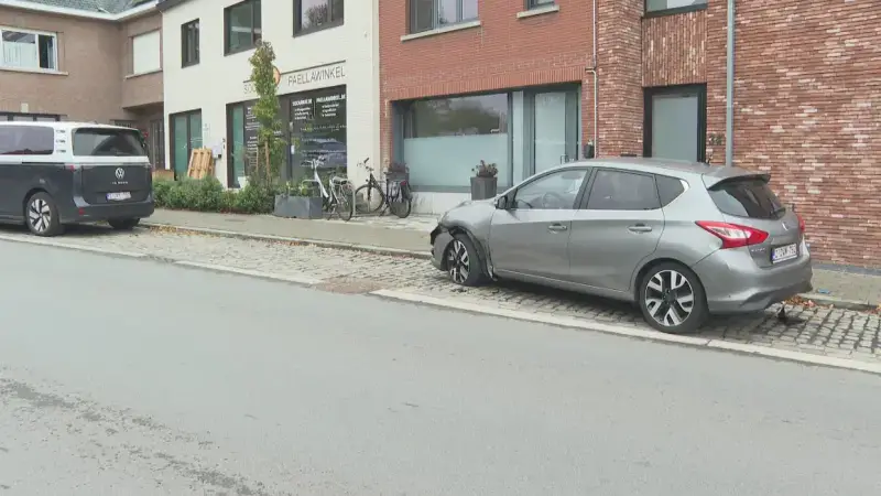 Dronken bestuurders rijdt in op vier geparkeerde auto's in Heverlee en pleegt vluchtmisdrijf: "Hij meldde zich later die avond bij commissariaat"