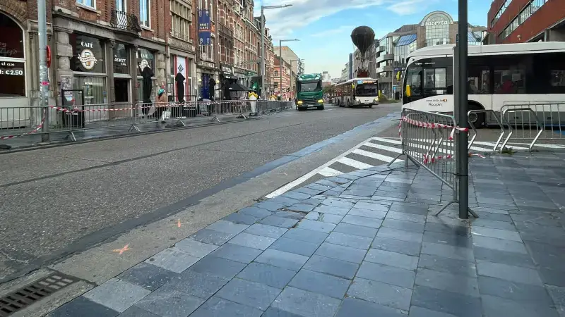 Hekken aan het busstation in Leuven leiden voetgangers naar één oversteekzone