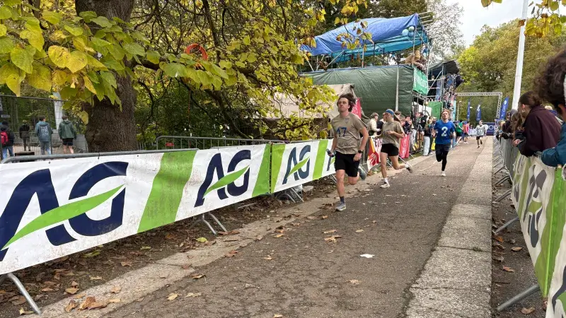 Duizenden studenten lopen en supporteren tijdens 24-urenloop in Leuven: "We blijven schreeuwen!"