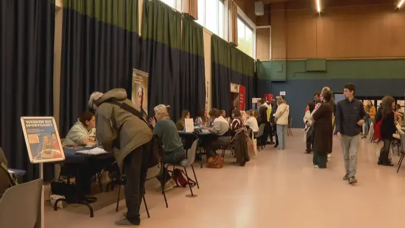 Werkzoekenden maken kennis met bedrijven uit de regio op grote jobbeurs van VDAB in Herent: "Heel wat werkgevers uit de zorg hebben nog openstaande vacatures"