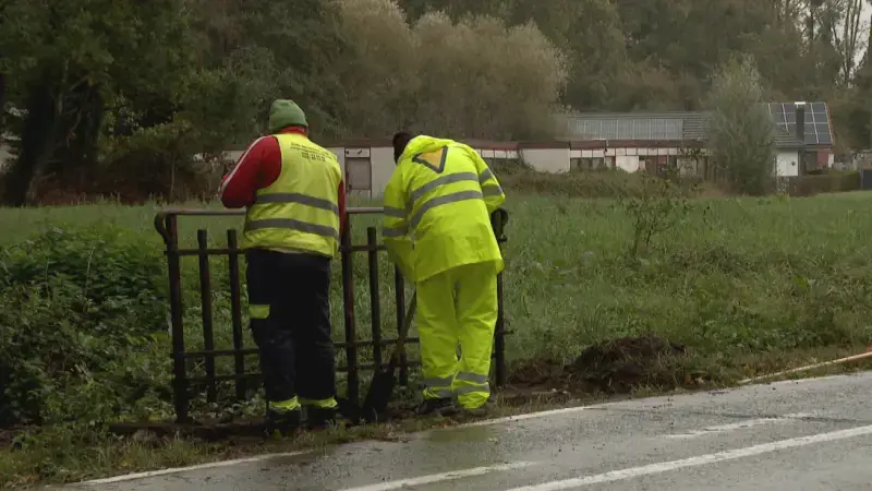 Brug over de Meerbeek langs de Brusselsesteenweg krijgt nieuwe leuningen