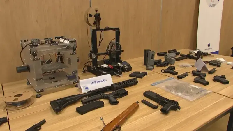 Proces van 21-jarige vrouw uit Oud-Heverlee die illegale wapens maakte met 3D-printers, is gestart: "Tijdens de inval was de 3D-printer actief en werden er pennguns geprint"