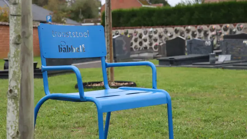 Trooststoelen op begraafplaatsen in Scherpenheuvel-Zichem geven bezoekers de kans om even neer te zitten