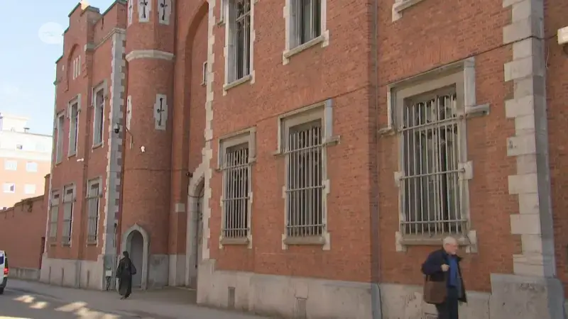 Drie personen opgepakt die pakketje over de muur van de hulpgevangenis gooiden