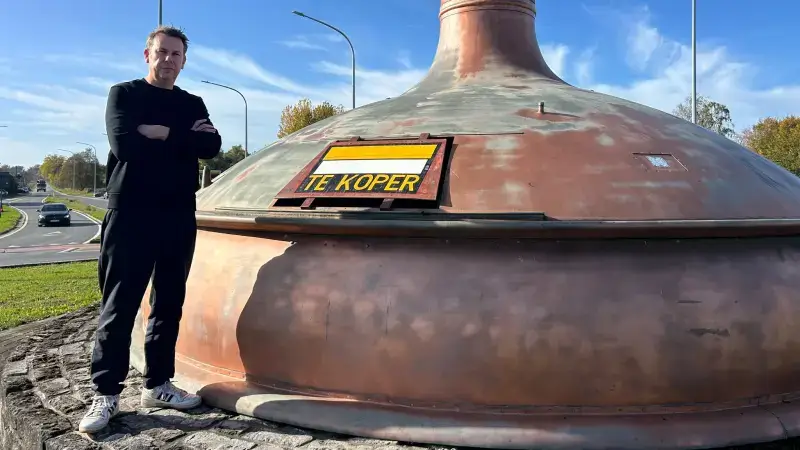 Kunstenaar David Vanparrys zet iconische bierketel in Altenaken 'te koper': "Een lach op mensen hun gezicht proberen te krijgen"