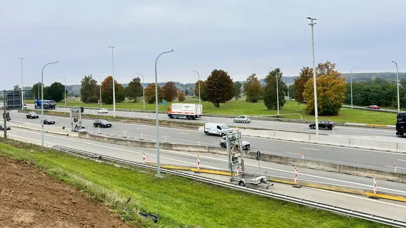 E40 tussen Haasrode en knooppunt Heverlee dit weekend volledig afgesloten voor de plaatsing van de mast en kabels op de brug