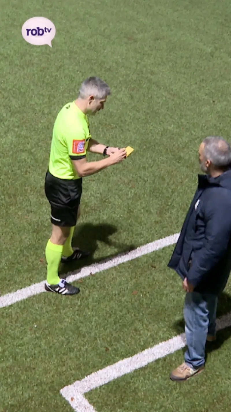 Gefrustreerde trainer Wiet Van Der Veken (Sportief Rotselaar) reageert op scheidsrechter