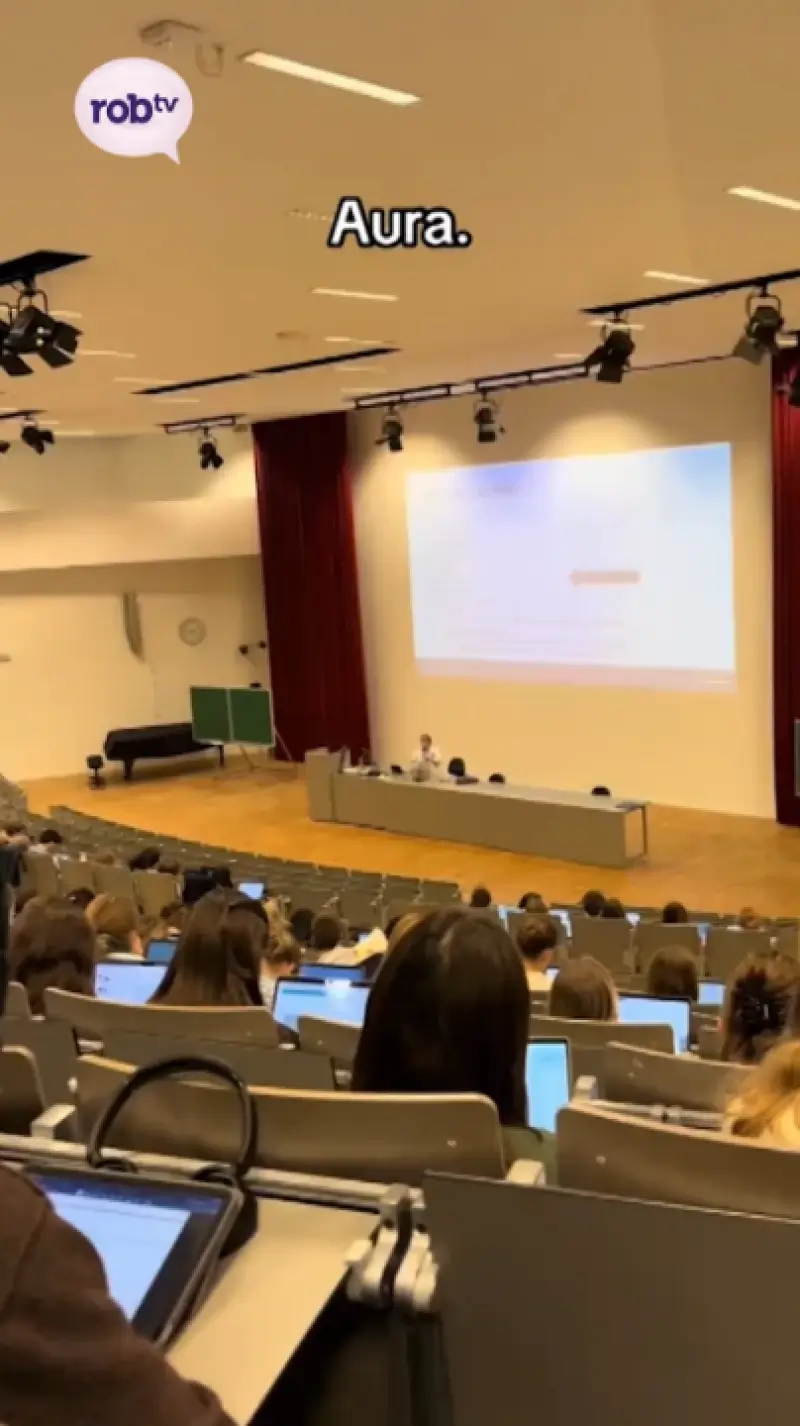 Spectaculaire handenstand in aula KU Leuven