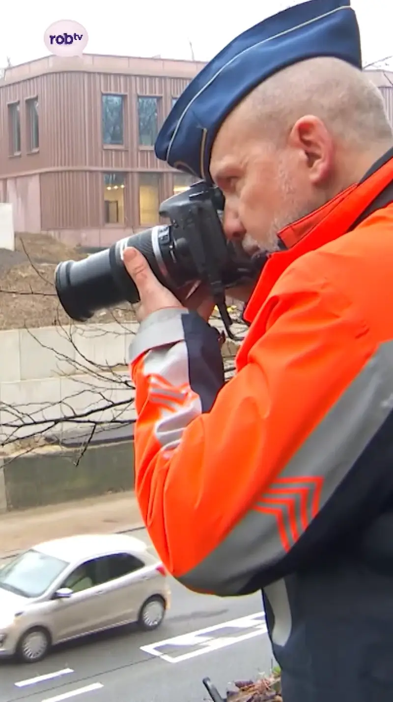 Politie controleert met fototoestel in bosjes