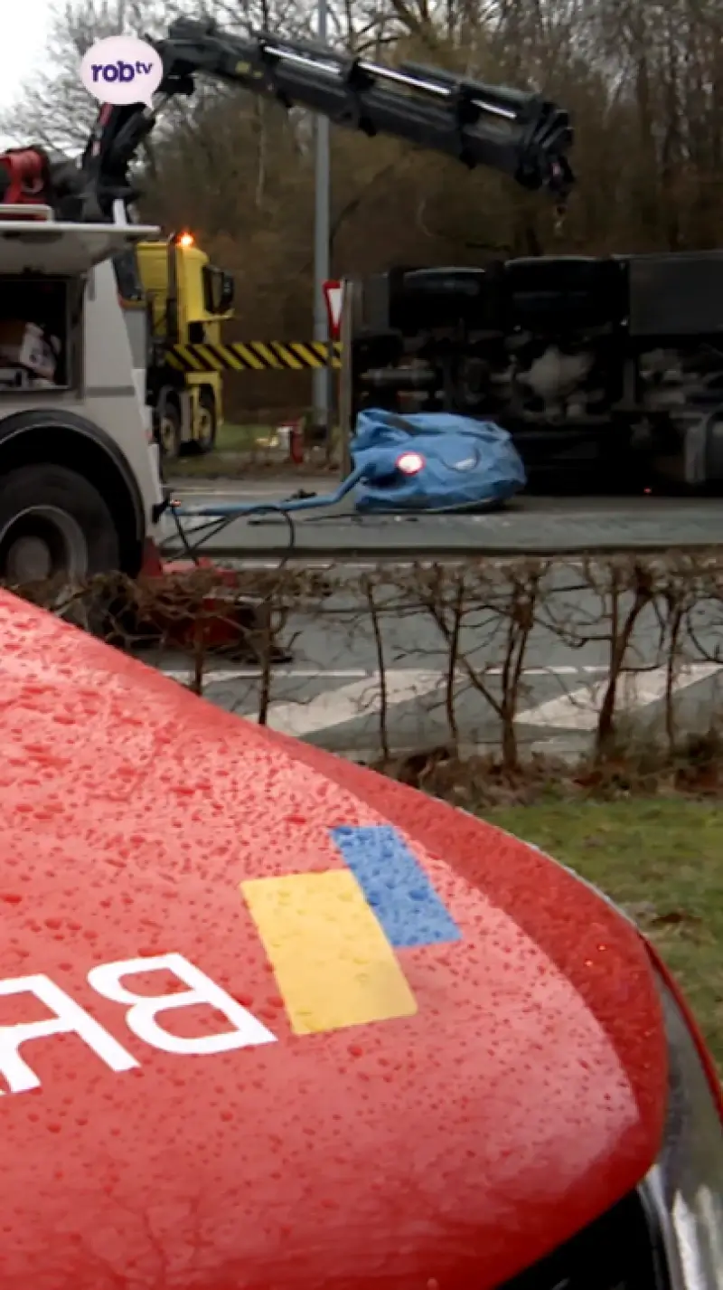 Vrachtwagen omgekanteld