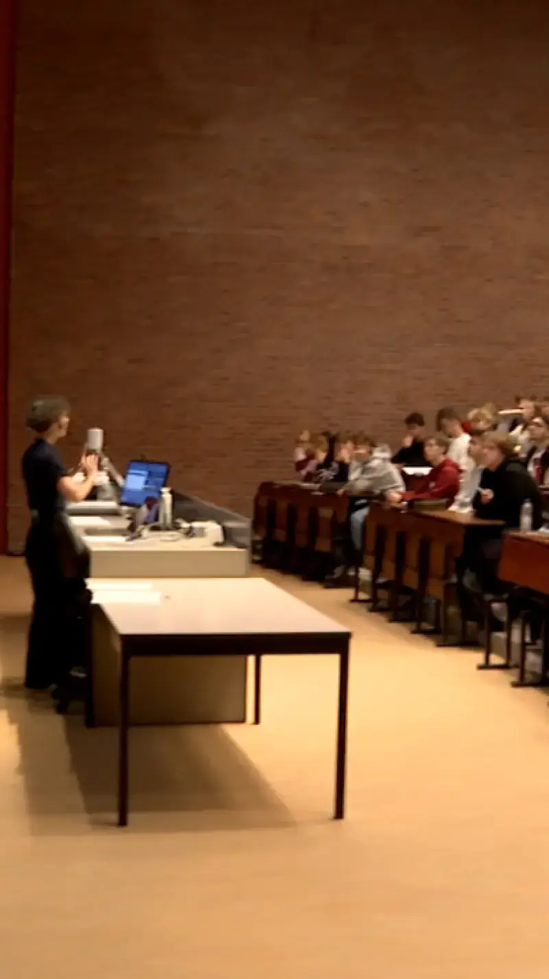 Studenten lopen in de val