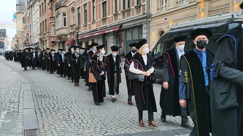 Studenten en docenten vullen de Leuvense straten: KU Leuven viert vandaag het jaarlijkse Patroonfeest