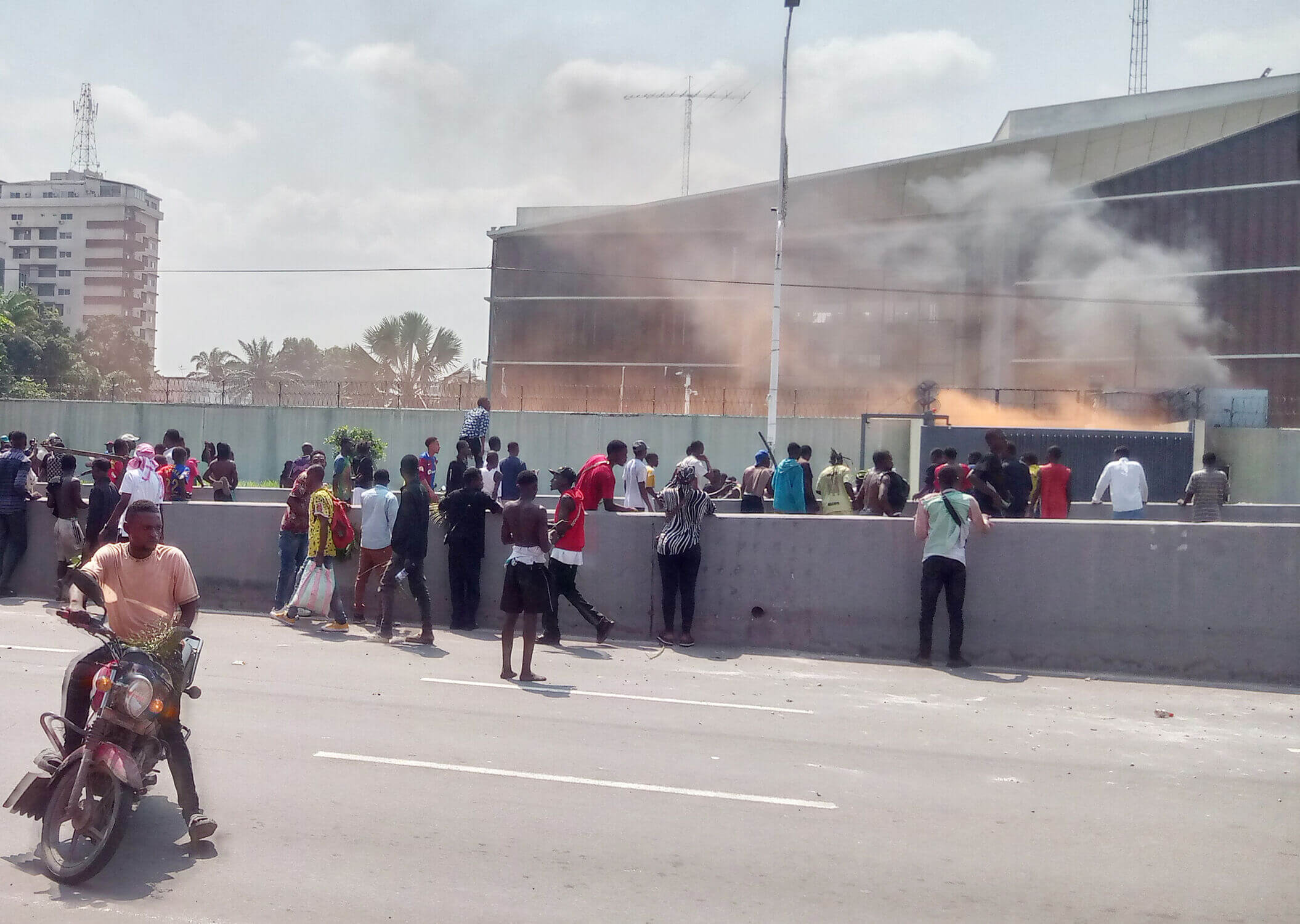 Demonstranten aan de Belgische ambassade in Kinshasa, DRC Congo