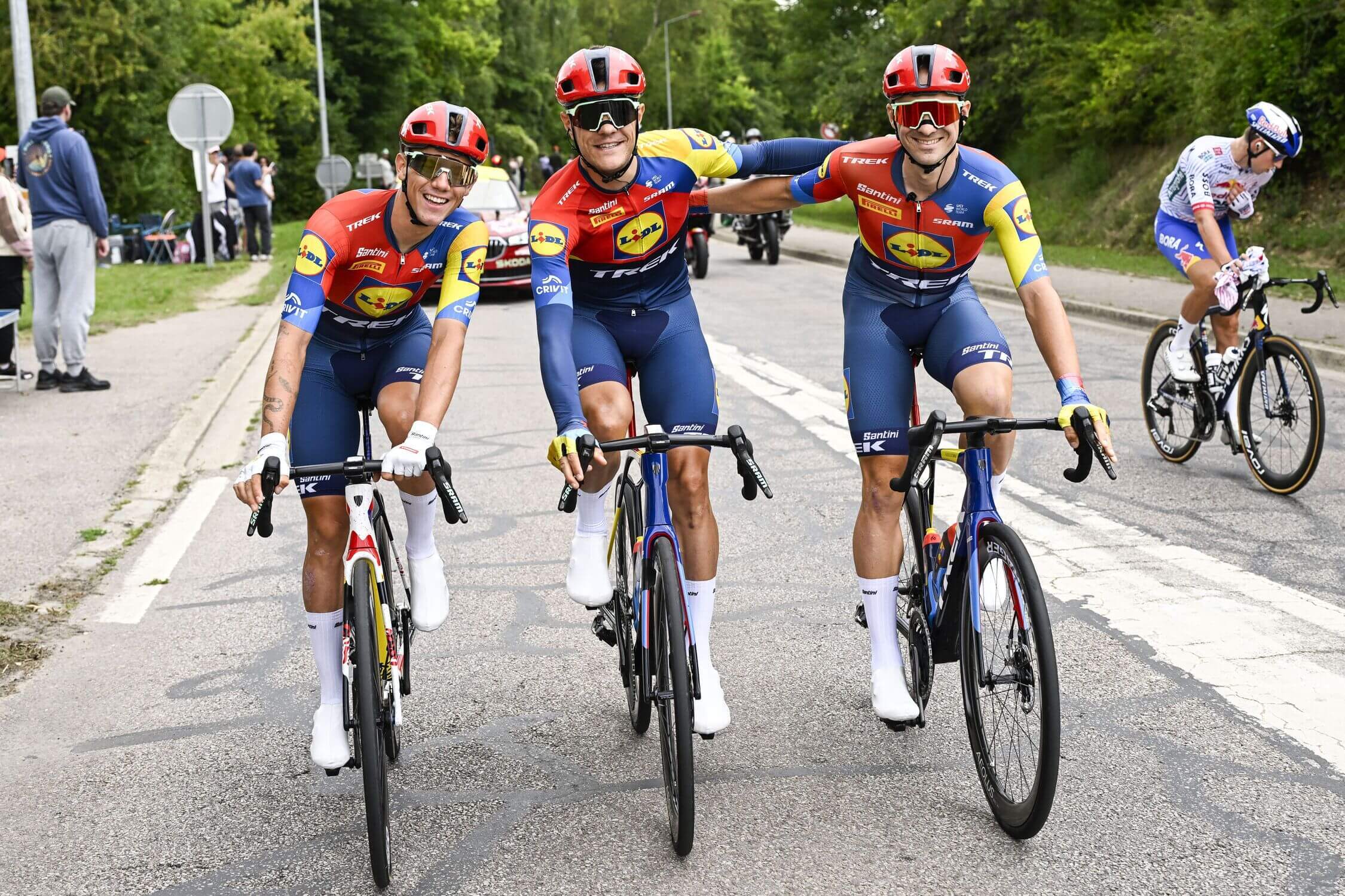 Van links naar rechts: Thibau Nys, Jasper Stuyven en Edward Theuns