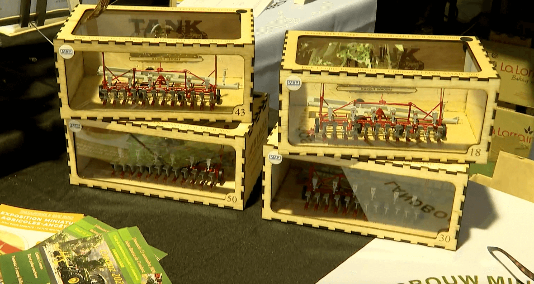 Miniatuurversie van een bietenplanter van het merk Tank
